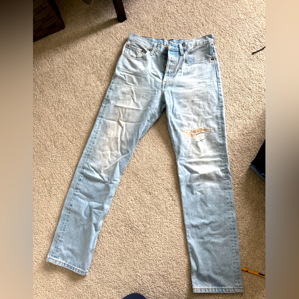 Levi’s Light Blue Distressed women’s Jeans with flower patch